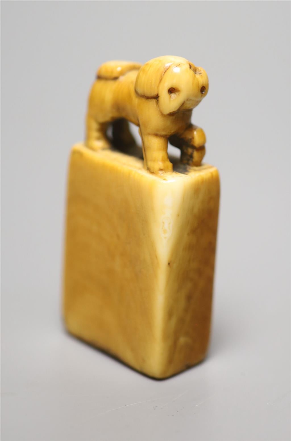 A 17th / 18th century Chinese ivory dog seal, height 7cm